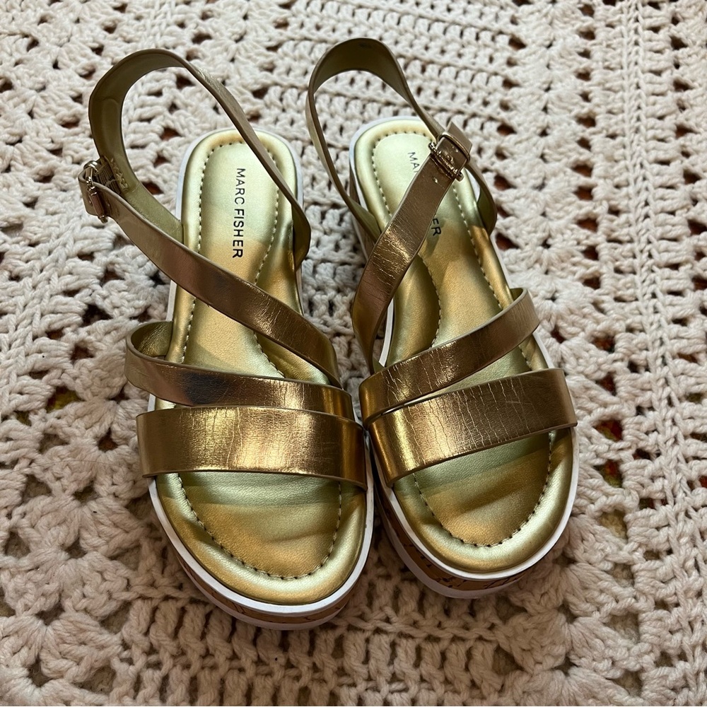 Marc Fisher Go Get Gold Sandals Size 6 Medium - Like New